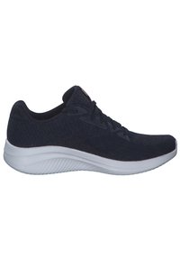 Chaussure de sport noire en maille avec semelle blanche incurvée, devant lacé et col bas autour de la cheville, vue de profil.