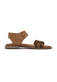 Sandalia de cuero marrón con una correa para el tobillo y una banda de estampado de leopardo. Suela plana con detalles de costura y un diseño elegante y minimalista.
