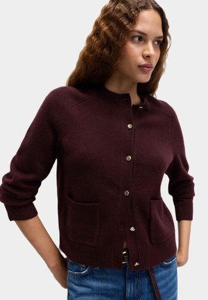 Burgunderfarbener Wollcardigan mit rundem Halsausschnitt, goldenen Knöpfen und zwei Fronttaschen. Verfügt über gerippte Bündchen und Saum für zusätzliche Textur.