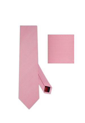 Gładki jasnoróżowy krawat i pasująca poszetka ułożone płasko na białym tle, ukazujące fakturę tkaniny.