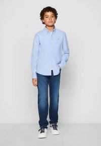 Tommy Hilfiger MODERN MID BLUE WASH - Vaqueros rectos - blue
