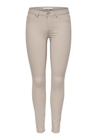 Pantalones ajustados para mujer en color beige, con cierre frontal de botón y cremallera, trabillas para cinturón y estilo de cinco bolsillos.