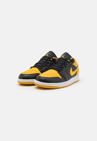 Jordan AIR JORDAN 1 LOW - Sneakers basse - black/yellow ochre/white