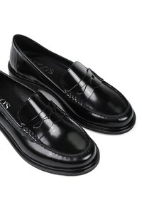 Czarne lakierowane loafersy z zaokrąglonym noskiem, zdobione dekoracyjnym przeszyciem i podniesionym moc toe. Gładka struktura o błyszczącym wykończeniu.