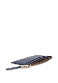 Navyblauwe leren clutch met een gestructureerde afwerking, een ritssluiting in goudkleur en een bijpassende polsband. Heeft een ruime, open binnenkant.