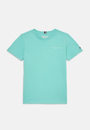 Mentazöld pamut póló kerek nyakkivágással, rövid ujjakkal, és kis logó felirattal a mellkason. Az ujján háromszínű akcentus található.