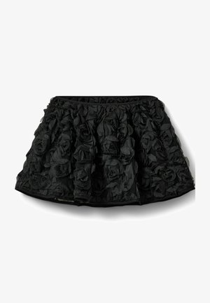 Mustat hame, jossa on kerroksellisten kangasruusujen texturoitu muotoilu, kerätty vyötärö ja levenevä siluetti.