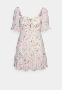 Vestido floral en tejido ligero, base crema con flores rosas y azules, escote cuadrado, mangas cortas con volantes y dobladillo con volantes.