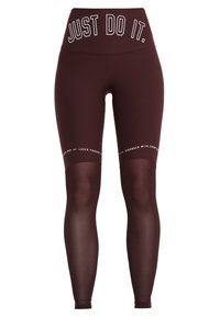 Leggings bordeaux con un alto elastico in vita, con la scritta "JUST DO IT." in bianco sopra. Pannelli in mesh sopra il ginocchio con dettagli di branding in bianco.
