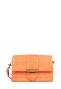 Borsa a mano in eco-pelle di coccodrillo arancione con chiusura dorata e tracolla rimovibile su sfondo bianco.