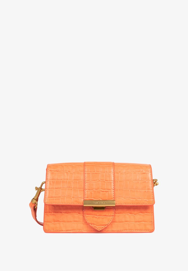 Borsa a mano in eco-pelle di coccodrillo arancione con chiusura dorata e tracolla rimovibile su sfondo bianco.