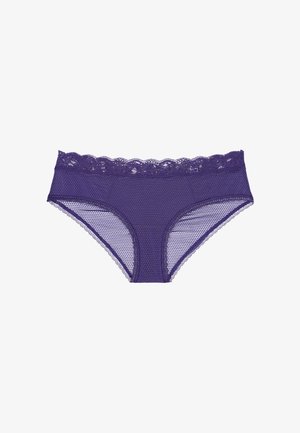 Braguitas moradas con encaje, confeccionadas en una tela de malla texturizada, que presentan un diseño de espalda completa y bordes decorativos en forma de ondas.