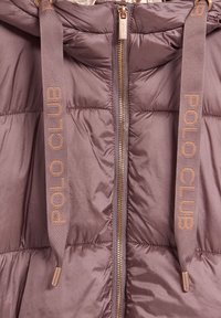 Giacca a vento in mauve tenue con zip frontale, caratterizzata da spille con la scritta "POLO CLUB" e texture trapuntata per l'isolamento.