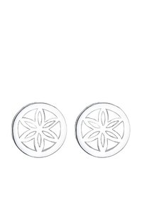 Orecchini tondi in argento con un intricato motivo a fiori intagliato. Finitura liscia con una superficie riflettente e un design leggero.