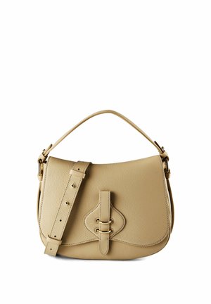 Borsa a tracolla in pelle beige con tracolla regolabile e patta frontale caratterizzata da due anelli color oro e bordi cuciti.