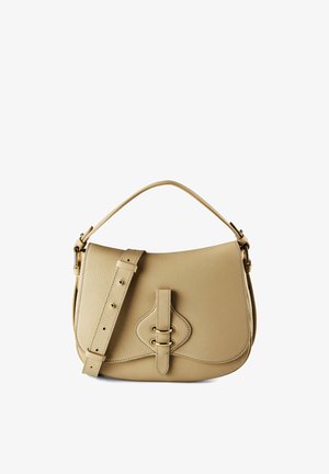 Bolso de hombro de cuero beige con correa ajustable y solapa frontal que presenta dos adornos en forma de anillos de tono dorado y bordes cosidos.