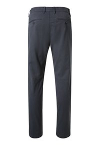 Donkergrijze broek met een soepele textuur, rechte pijpen, twee achterzakken met knoopsluitingen en riemlussen.
