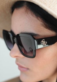 Guess Aurinkolasit - black
