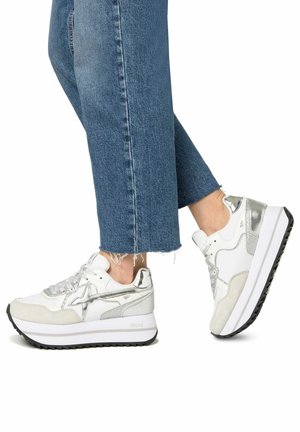 DEVA W - Sneakers laag - weiß/silber