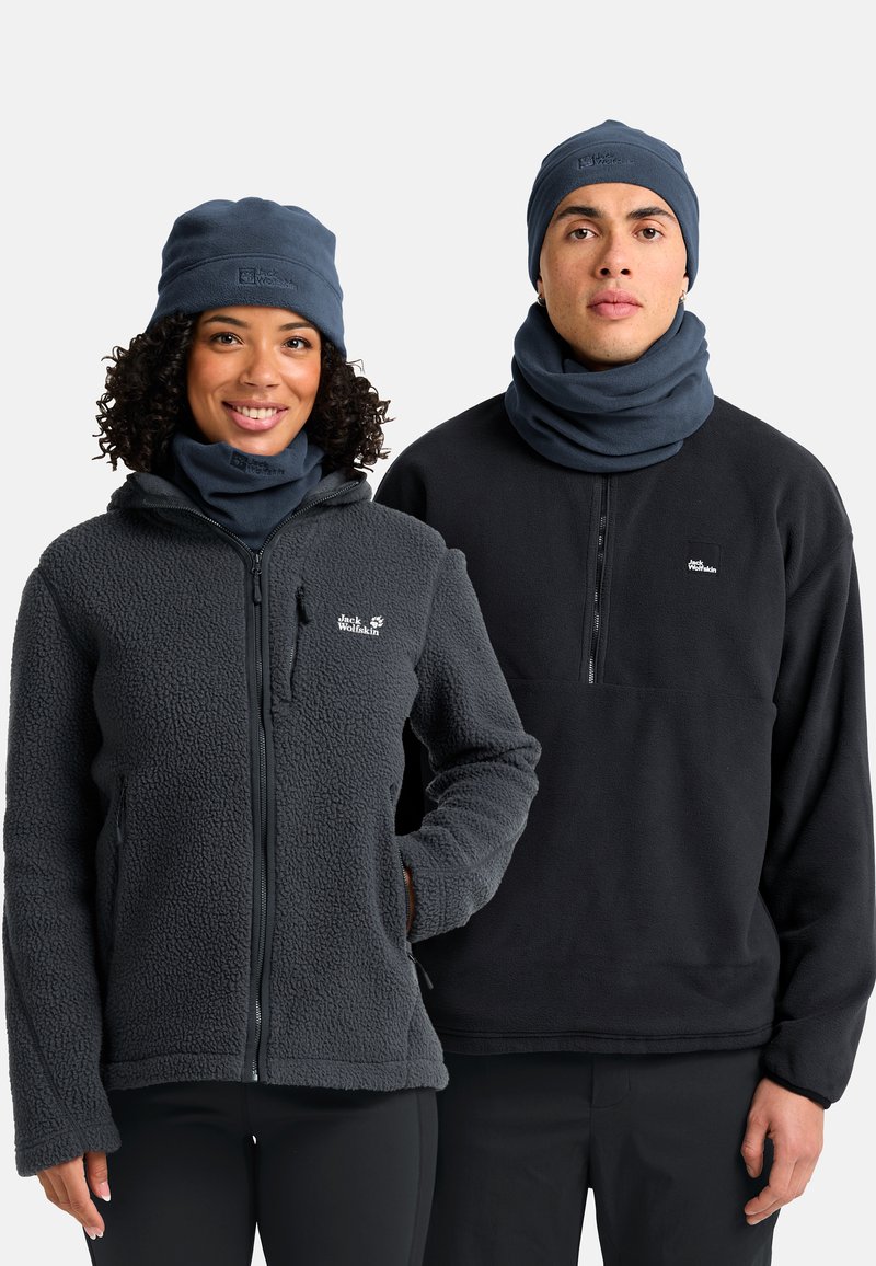 Zwei Personen tragen Fleecejacken in Dunkelgrau und Schwarz; beide haben passende Strickmützen und Schlauchschals in einem ähnlichen dunklen Farbton.