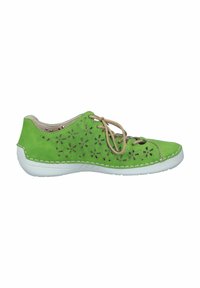 Scarpa verde in pelle con intricato design floreale a intaglio, lacci color cammello e suola in gomma bianca con dettagli di cucitura.