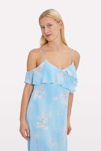 Robe bleu clair avec des motifs floraux, tissu léger, bretelles spaghetti ajustables et un détail à volants superposés sur la poitrine.