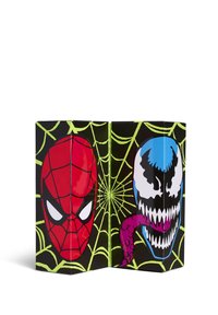 Conception de Spider-Man et Venom sur un fond noir avec des motifs de toile d'araignée verts. Présente des couleurs vibrantes rouge, bleu et violet.