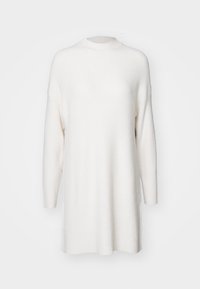 Robe pull blanche à manches longues avec un col haut, en tissu à texture côtelée, présentant une coupe décontractée et un ourlet asymétrique.