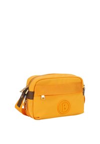 Borsa a spalla gialla con una superficie texturizzata e dettagli marroni. Presenta una chiusura con cerniera e un logo circolare sul davanti. Tracolla regolabile.