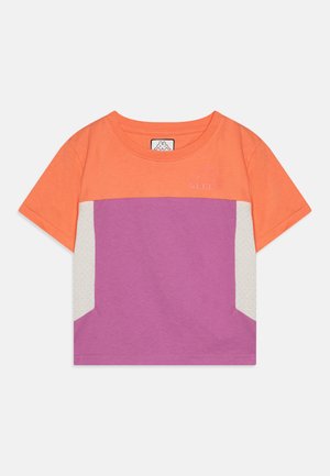 Majica s kratkimi rokavi z oranžnimi in vijoličnimi barvnimi bloki, mehkim bombažnim materialom, okroglim ovratnikom in Kappa logotipom v kontrastni barvi.