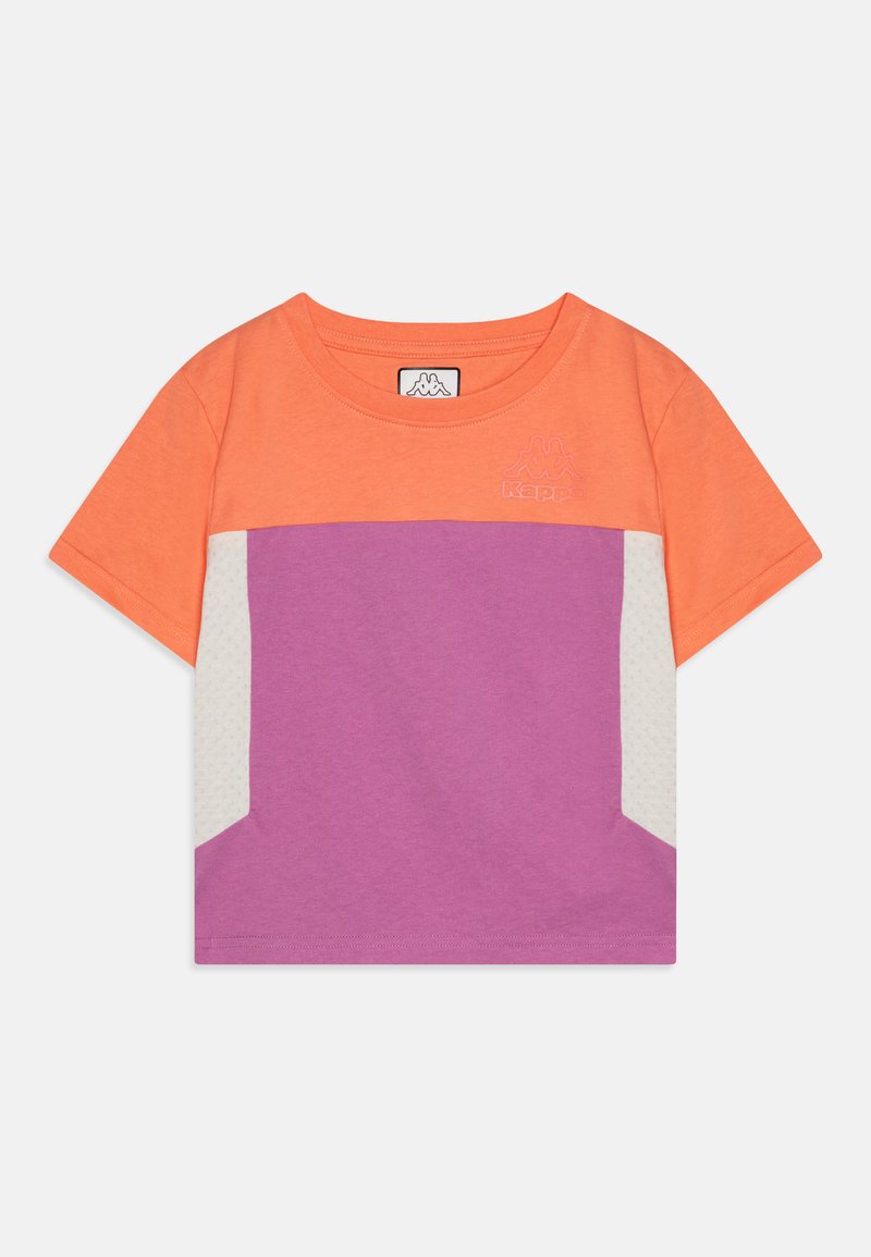 Camiseta de manga corta con bloques de color naranja y púrpura, material de algodón suave, cuello redondo y un logotipo de Kappa en un tono contrastante.