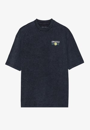 Czarny, krótki rękaw, T-shirt z dekoltem w kształcie litery U, z małym napisem "Limoncello" i grafiką cytryny na lewej stronie klatki piersiowej.