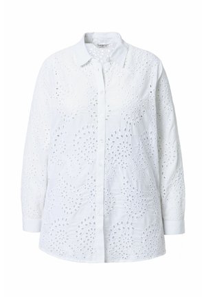 Bílá košile s dlouhými rukávy vyrobená z lehkého materiálu, zdobená složitými vzory broderie anglaise a s manžetami na knoflíky.