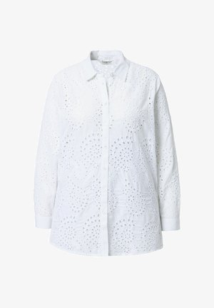 Camisa blanca de botones, hecha de una tela ligera, que presenta intrincados patrones de broderie anglaise y mangas largas con puños de botón.