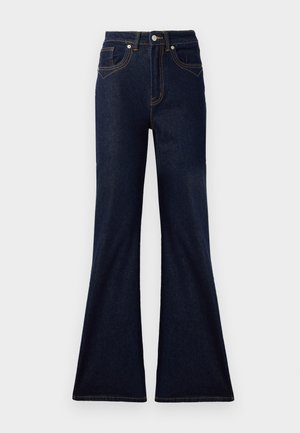 Jeans a campana blu scuro in denim, caratterizzati da un'alta vita, cinque tasche e cuciture dorate a contrasto lungo le cuciture.
