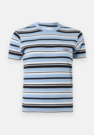 Κοντομάνικο T-shirt με στρογγυλή λαιμόκοψη και οριζόντιες ρίγες σε μπλε, μαύρο και άσπρο, με μικρό διακριτικό λογότυπο στο στήθος.