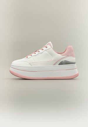 Bílá a růžová teniska na platformě s tlustou podrážkou, růžovými tkaničkami a polstrovaným límcem na patě, zobrazená ze strany na neutrálním pozadí.