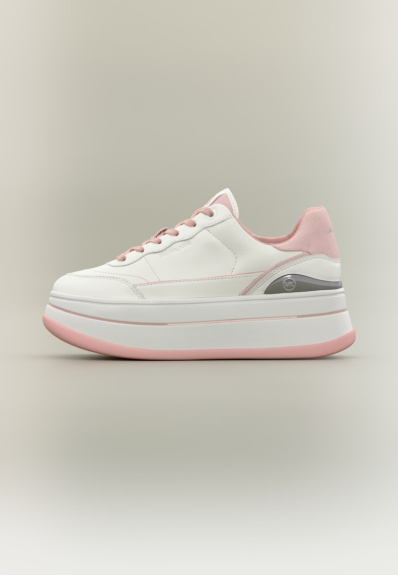 Λευκό και ροζ sneaker πλατφόρμα με παχιά σόλα, ροζ κορδόνια και επενδεδυμένο κολάρο φτέρνας, εμφανίζεται από το πλάι σε ουδέτερο φόντο.