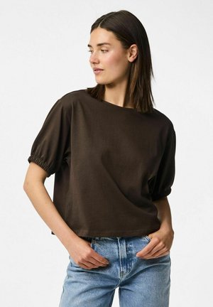 Brun kortermet t-shirt med korte, puffy ærmer og rund hals, lavet af glat stof. Sammen med lyseblå højtaljede jeans.