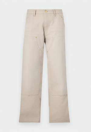 Beige Baumwollhosen mit einem geraden Bein-Design, ausgestattet mit zwei Vordertaschen und zwei Reißverschluss-Akzenten. Goldfarbene Hardware setzt Akzente.