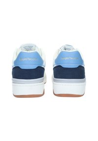 Vita och blå sneakers med mocka- och lädermaterial. Bakifrån visar de en guldbranding, grå accenter och en sula i gummirubbery.