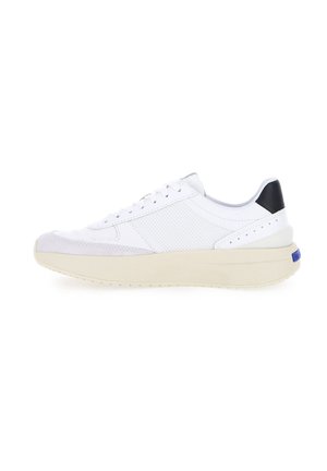 Witte lage sneaker met mesh- en lederen details, beige zool, zwarte hieltab en vetersluiting, zijaanzicht.