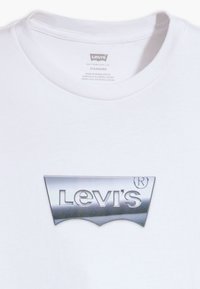 Levi's® GRAPHIC CREWNECK TEE - T-shirts med print - chrome white