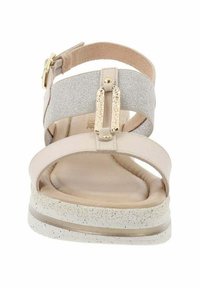 Sandalo da donna con base beige, cinturino grigio testurizzato, accessori metallici dorati e suola bianca maculata. Chiusura a fibbia per regolazione.