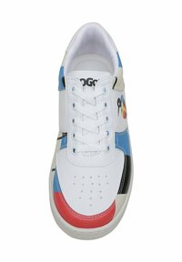 White sneaker with a smooth leather finish. Features blue and red accents, perforated toe, white laces, and a colorful logo on the side.