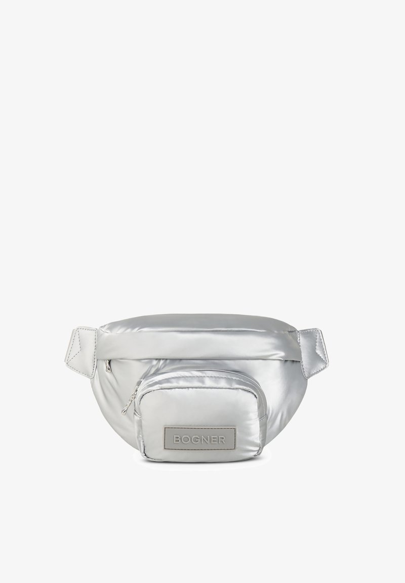 Marsupio in nylon argento con texture liscia, forma curvata e tasca frontale con zip. Caratterizzato da un'etichetta grigia con logo e tracolla regolabile.