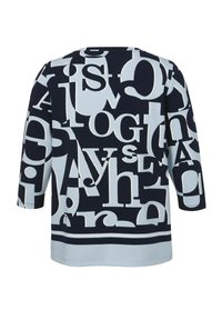 Marineblaue Bluse mit einem Muster aus großen hellblauen Buchstaben. Das Design umfasst einen Rundhalsausschnitt und Dreiviertelärmel.