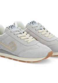 Sneaker in suede grigio con dettagli beige, logo rotondo e suola strutturata. I lacci sono di un beige chiaro, in contrasto con il morbido materiale superiore.