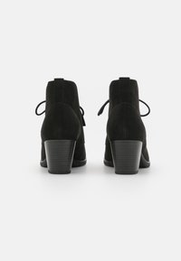 Czarne zamszowe botki za kostkę z okrągłym noskiem, wiązane z tyłu, z żebrowanym obcasem typu klocek. Gładka faktura i stonowany design.