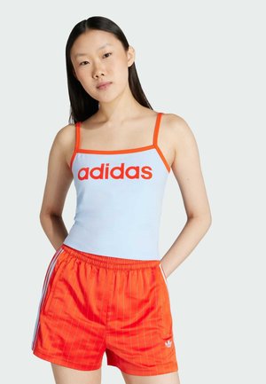 Lysblå tanktop med orange kanter og "adidas" logo; parret med skarpt orange stribede shorts med hvide sidelister og lommer.